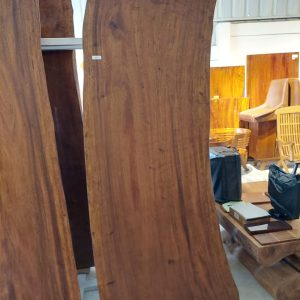 meja-kayu-utuh